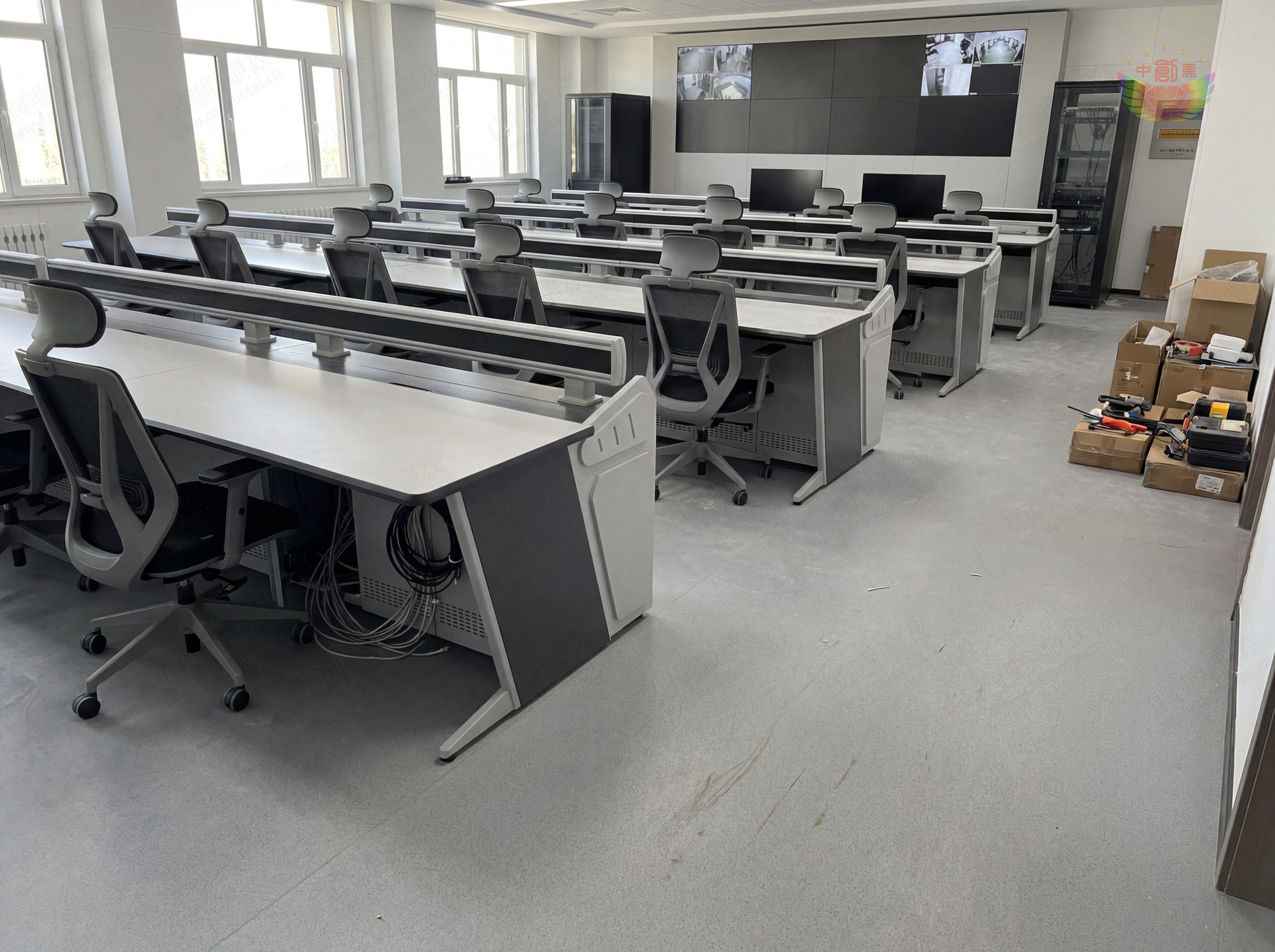 極簡輕量化中控室操作臺樣式圖
